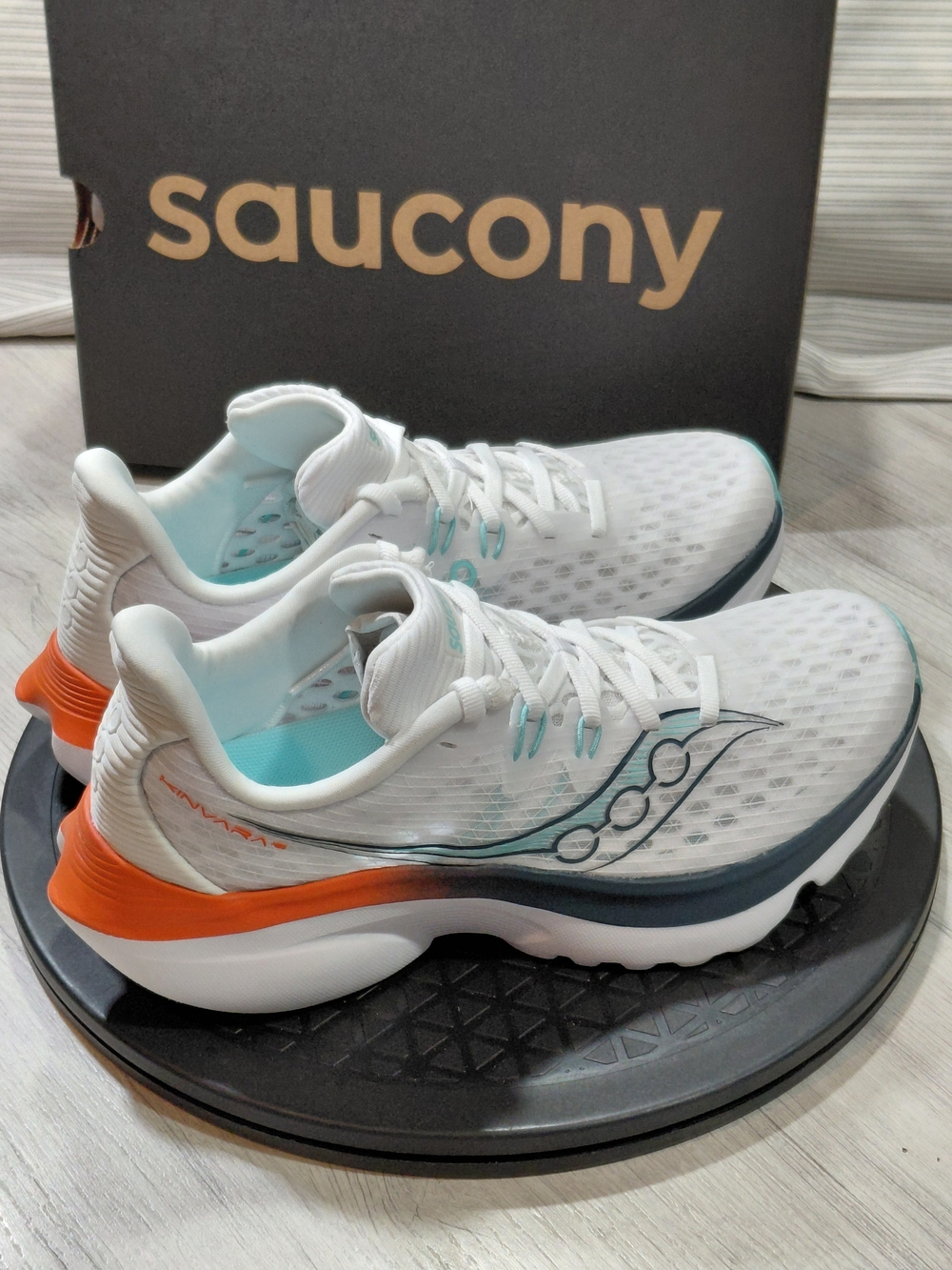 NEW Saucony Premium Women's Kinvara 16 White Teal Orange Running Shoes SIZE 7 - Picture 2 of 16
